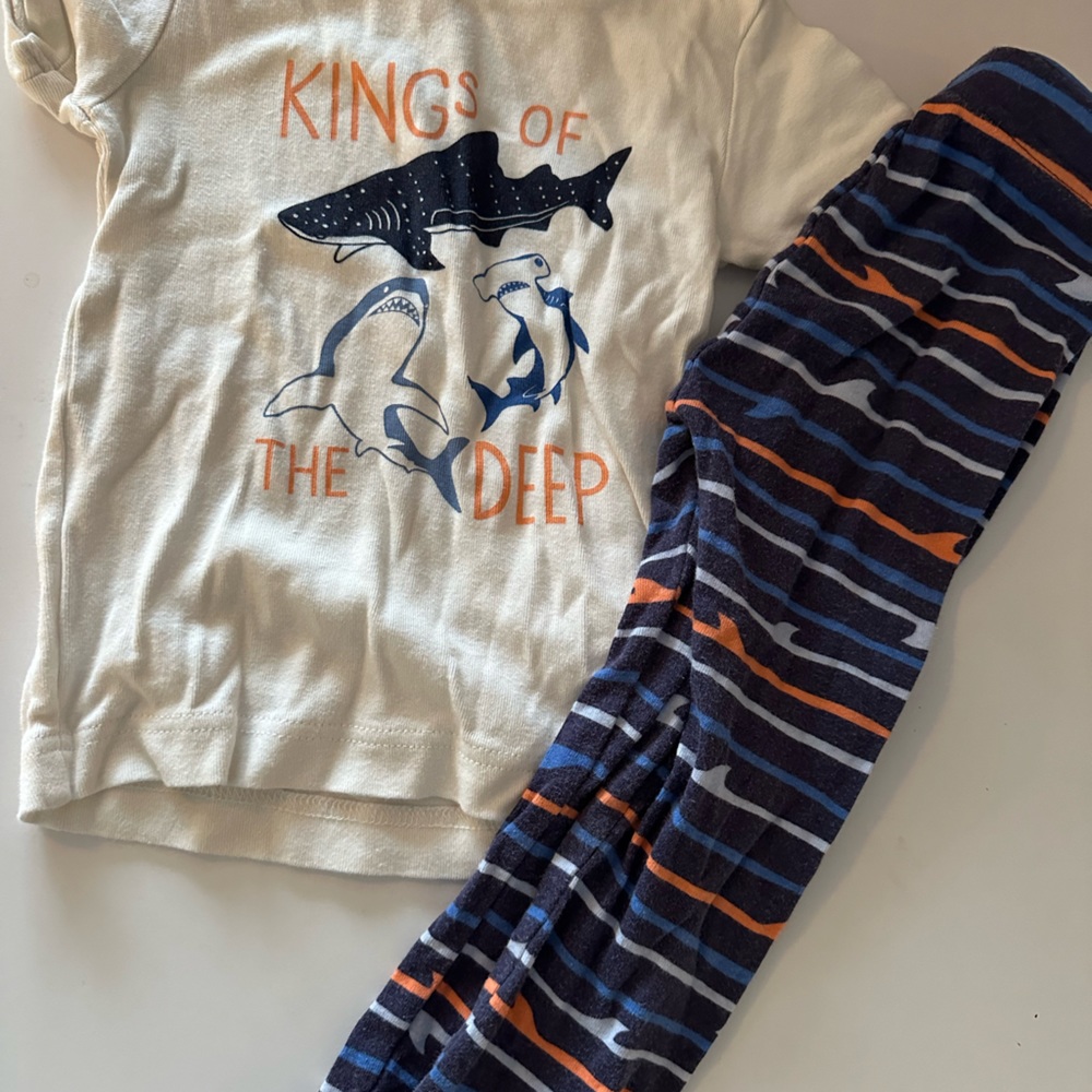 Old navy short sleeve/pant pajamas 3T